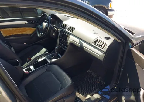 2012 Volkswagen Passat 2.5L Se z USA, uszkodzony, nr VIN 1VWBP7A37CC048147